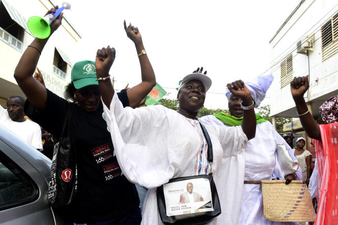 Le 9 juillet 2017, des militants qui soutiennent la candidature aux législatives du 30 juillet du maire de Dakar, Khalifa Sall, organisent une parade pour leur champion, maintenu en prison depuis mars après des accusations de « détournement de deniers publics ».