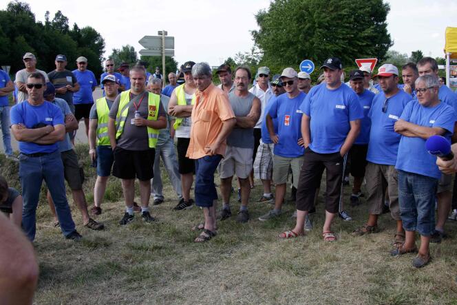 Des salariés de GM&S en grève bloquent le site de Renault Villeroy, à Fouchères (Yonne), en juillet 2018.