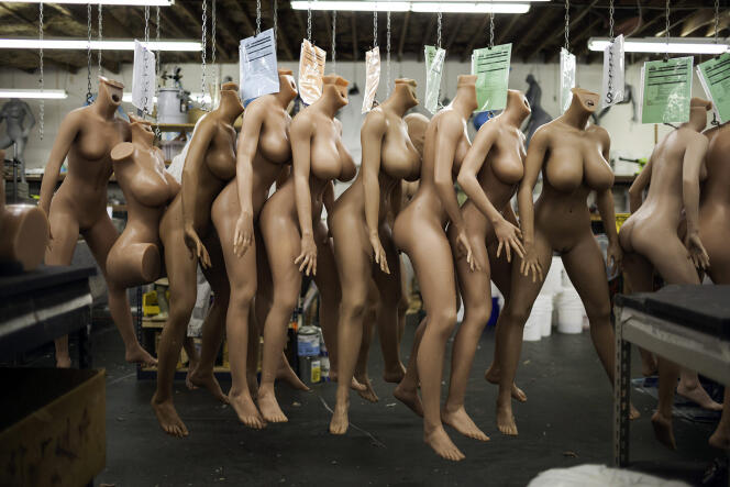 Des poupées sexuelles en cours de confection, dans l’atelier de RealDoll à San Marcos (Californie).