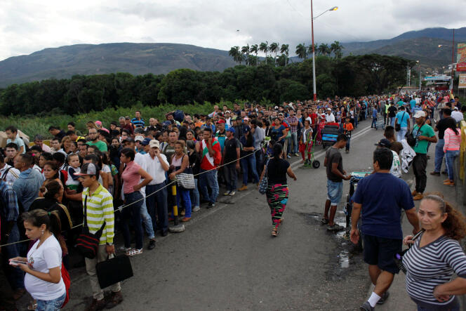 Des milliers de personnes, décidées à émigrer ou à se réapprovisionner, traversent la frontière avec la Colombie, à San Antonio del Tachira, le 25 juillet.