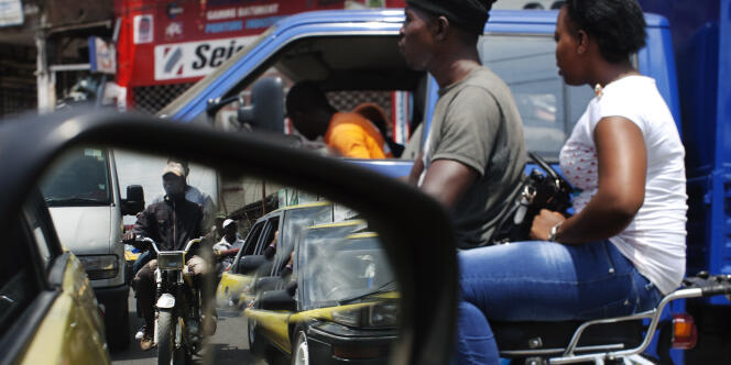 Dans une rue de Douala, au Cameroun, en 2013.