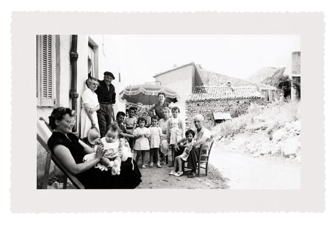 Jean-Claude Ellena à 5 ans (premier enfant à gauche sous le parasol) avec sa famille, à Séranon, en 1952.