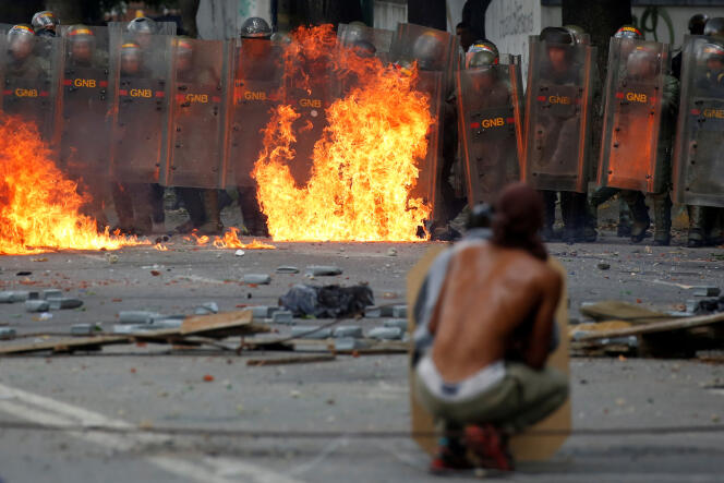 « Les forces armées, arbitre en puissance d’un système politique caractérisé par des conspirations prétoriennes récurrentes, pratiquent l’attentisme, tout en régnant sur une partie de l’économie, voire de l’exécutif ». (Photo : manifestation de l’opposition vénézuélienne lors de la première des deux journées de grève nationale, à Caracas, mercredi 26 juillet).