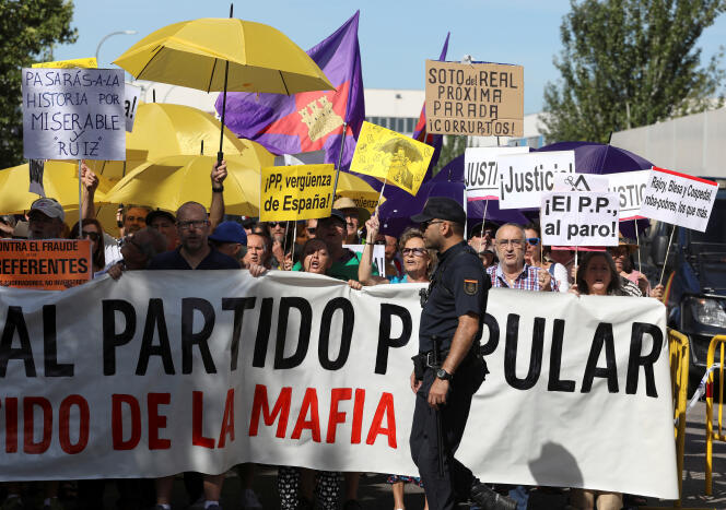 Manifestation contre Mariano Rajoy, alors qu’il témoigne au tribunal de San Fernando de Henares (Espagne), le 26 juillet.