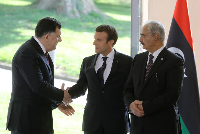Emmanuel Macron entouré du premier ministre libyen Faïez Sarraj (à gauche) et du maréchal Khalifa Haftar, à La Celle-Saint-Cloud (Yvelines), le 25 juillet.