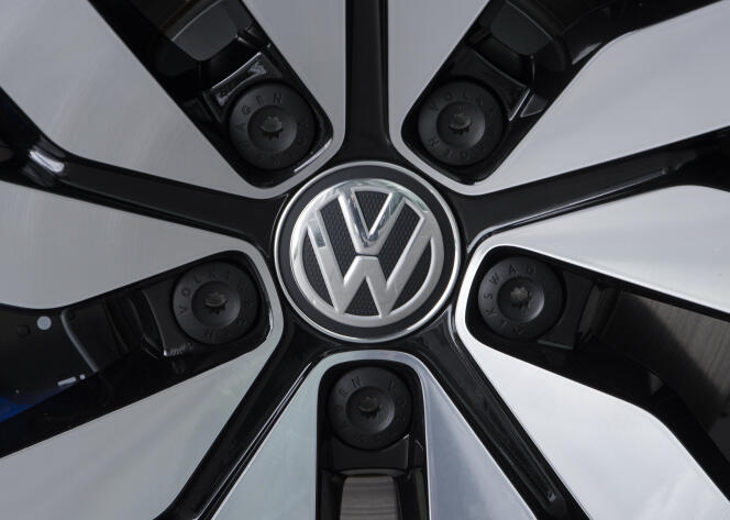 Il y a deux ans éclatait le scandale Volkswagen. Le constructeur avait installé sur 11 millions de ses véhicules diesel un logiciel lui permettant de les faire passer pour moins polluants qu’ils n’étaient vraiment.