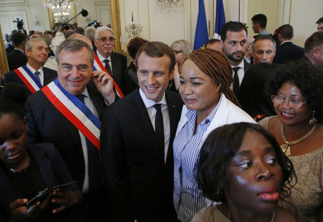 Emmanuel Macron lors d’une cérémonie à Orléans avec des nouveaux citoyens français, le 28 juillet.