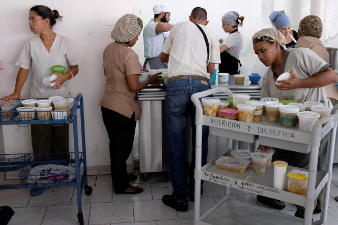 Distribution de repas donnés par une association caritative, dans l’hôpital pour enfants J. M. de los Rios à Caracas (Venezuela), le 20 février.