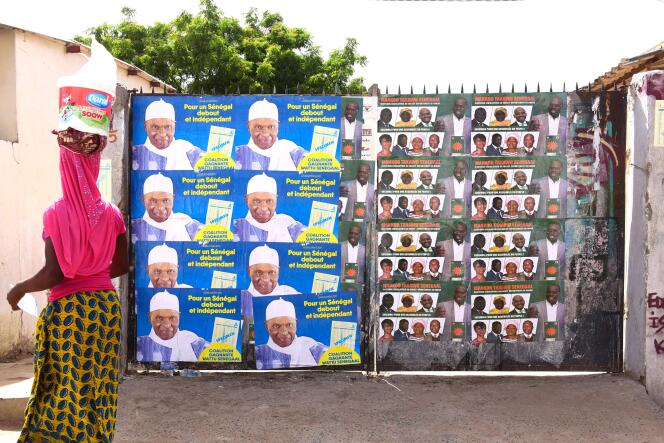 Des affiches électorales sont placardées devant une école de Dakar avant le vote du 30 juillet.