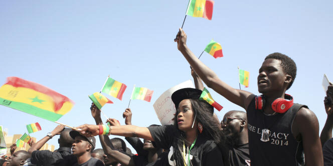 Des Sénégalais manifestent contre le président Macky Sall, à Dakar, le 7 avril 2017.
