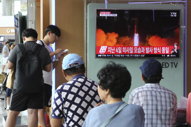 Diffusion des images du tir de missile balistique nord-coréen,  samedi 29 juillet, à Séoul (Corée du Sud).
