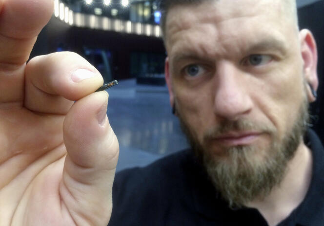 Un employé de la compagnie suédoise Biohax montre une puce électronique RFID à implanter sous la peau, à Stockholm, le 14 mars.
