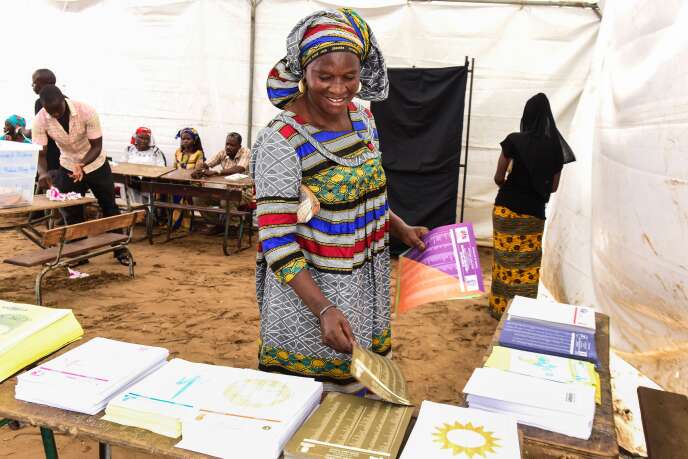 Dans un bureau de vote, lors des élections législatives de juillet 2017, à Dakar.