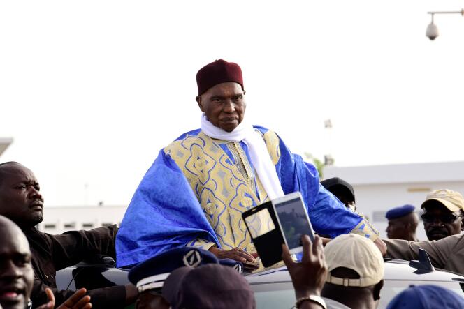 L’ancien chef de l’Etat sénégalais Abdoulaye Wade, surnommé « Gorgui », arrive à l’aéroport de Dakar, le 10 juillet.