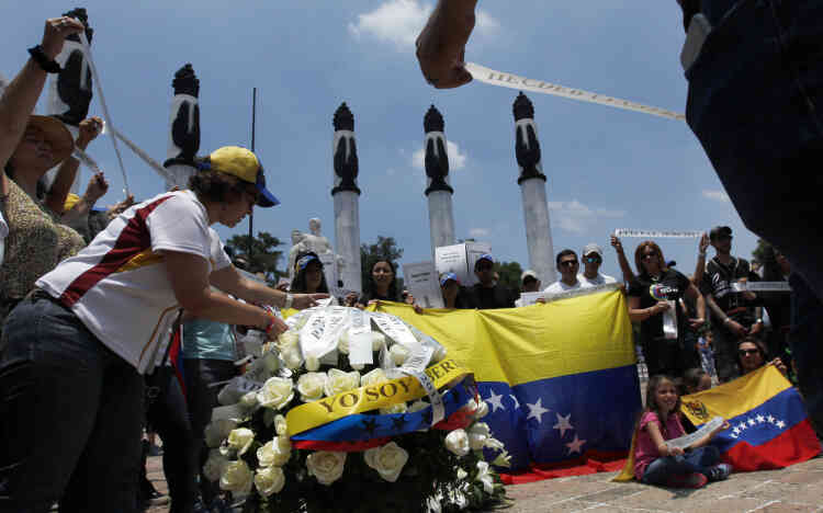 A Mexico, des anti-Maduro ont honoré les quelque 120 tués depuis le début de la crise. Des manifestations ont aussi été organisées à Madrid et en Argentine.