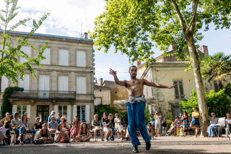 La conférence-performance de Rochdi Belgasmi, jeune danseur et chorégraphe Tunisien, invité par le Festival pour illustrer le thème « La rue prend la parole ».