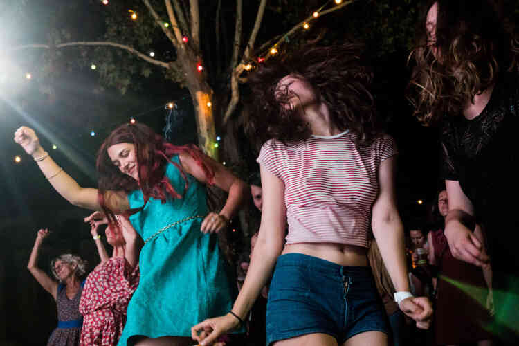 Place de la Cale, des jeunes festivaliers dansent sur le son des Wanton Bishops, un groupe libanais.