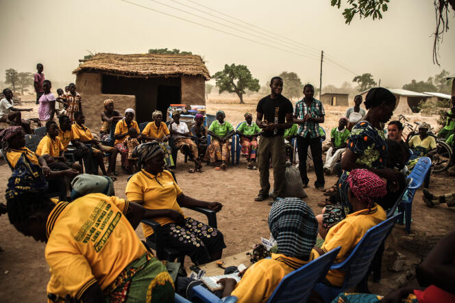 Kwami Williams (debout, au centre) et son équipe de MoringaConnect voyagent à travers le Ghana pour montrer aux producteurs de moringa les produits obtenus après transformation.
