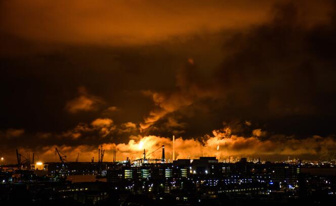 La raffinerie Shell de Rotterdam s’étale sur l’équivalent de 800 terrains de football et produit 404 000 barils de pétrole par jour.
