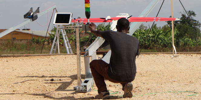 Un technicien près de la rampe de lancement des drones, au Rwanda, en 2016.