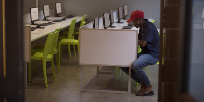 Un jeune homme dans une salle informatique au Cap, en Afrique du Sud, en février 2017.