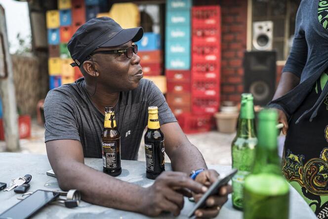 Yomi Babayemi, ici à la terrasse du café de l’Artist Village, à Lagos, garde de ses années en Angleterre un goût prononcé pour le stout.