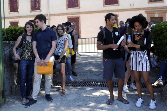 Des étudiants patientent pour s’inscrire en master de psychologie à l’université Toulouse-Jean-Jaurès, le 5 juillet.