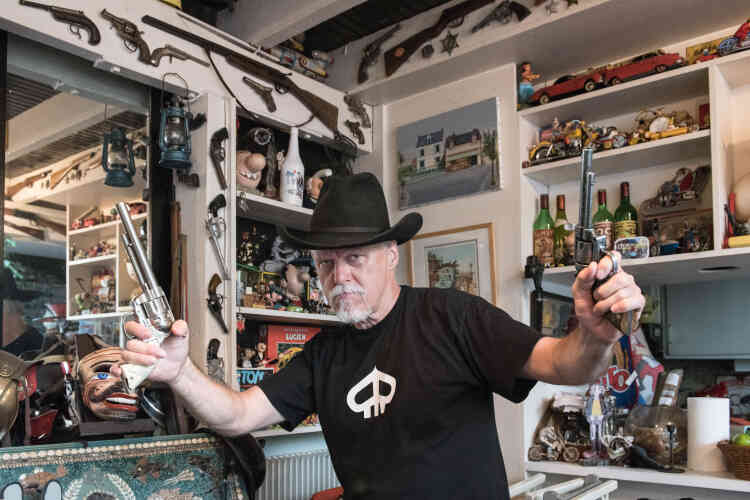 Parmi les collections de Frank Margerin, il y a celle de ses nombreux modèles de carabines et pistolets jouets, avec, pour ces derniers, un goût prononcé pour les légendaires « six-coups » que l’on voit dans des centaines de films de western.