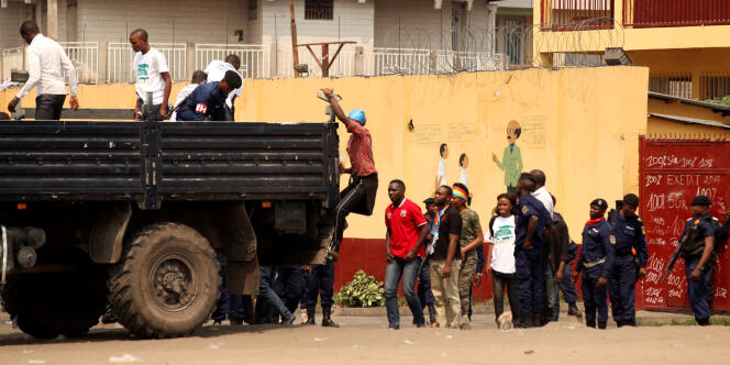 La police arrêtant des manifestants demandant le départ du président Joseph Kabila, le 31 juillet 2017, à Kinshasa, en RDC.