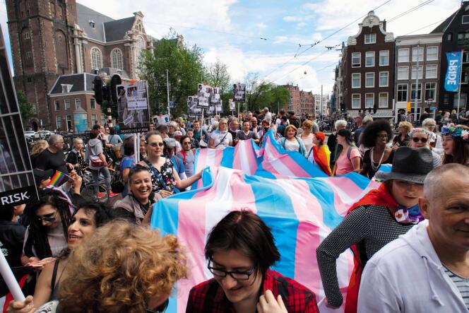 Le 29 juillet, lors de la Pride Walk d’Amsterdam, des manifestants portent un drapeau transgenre géant.