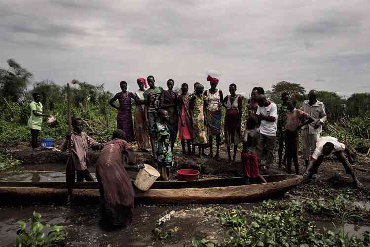 Des villageois attendent sur les bords du Nil la maigre pêche du jour.