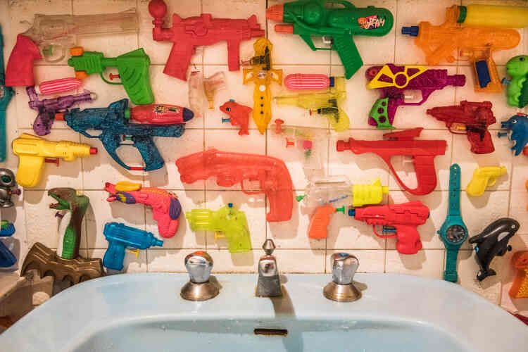 « Logique que ces pistolets à eau… soient près d’un point d’eau », remarque Frank Margerin. On peut donc en se rendant à la salle de bains et aux toilettes admirer ces armes jouets de toutes tailles et couleurs. « De temps en temps, j’en décroche quelques-uns pour faire des batailles. »