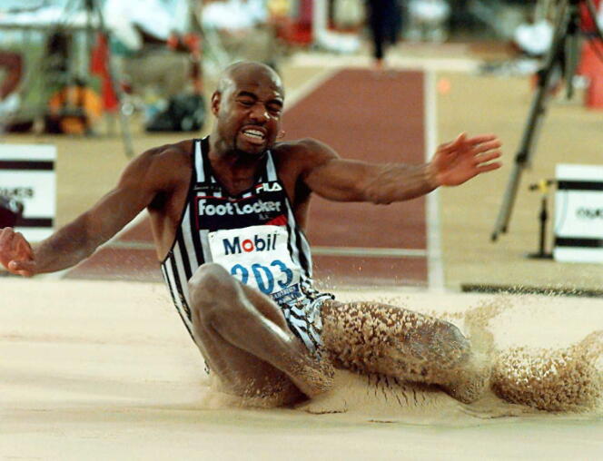 Mike Powell, en 1996 à Atlanta, toujours détenteur du record du monde du saut en longueur depuis 1991.