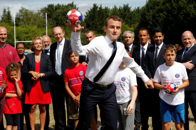 Emmanuel Macron, le 3 août à Moisson, en visite officielle, accompagné notamment de Nasser Al-Khelaïfi (en costume, deuxième en partant de la droite), président du PSG.