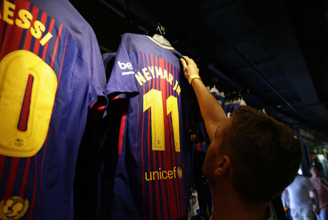 Dans un magasin près du stade Camp Nou à Barcelone (Espagne), le 2 août.
