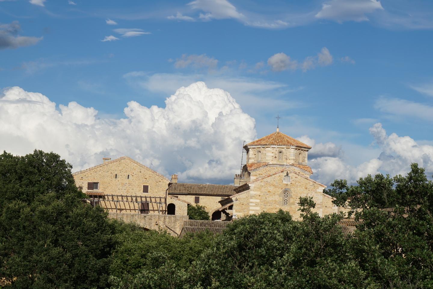Des anges gardiens veillent sur la vigne du monastère de Solan
