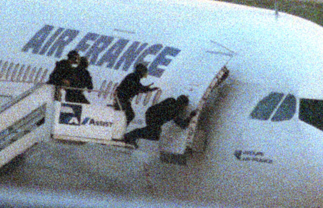 Le GIGN à l’assaut de l’Airbus d’Air France, le 26 décembre 1994. Les 160 passagers et les 12 membres d’équipage seront libérés et les quatre terroristes tués.