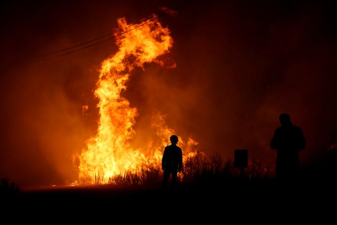 Des pompiers tentent d’éteindre un feu de forêt à côté du village de Macao, près de Castelo Branco, au Portugal, le 26 juillet.