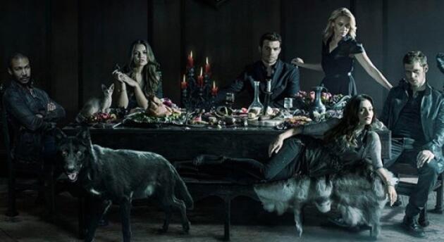 Dans le spin-off de la série « Vampire Diaries », « The Originals », l’une des héroïnes (Phoebe Tonkin en bas à droite) est un loup-garou et est enceinte d’un bébé hybride vampire et loup-garou.