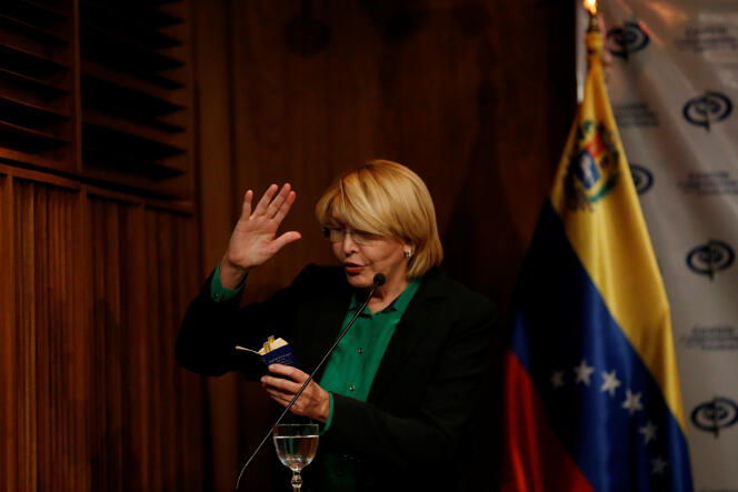 La procureure générale limogée, Luisa Ortega, cite la Constitution vénézuélienne lors d’une conférence de presse, à Caracas, le 25 juillet.