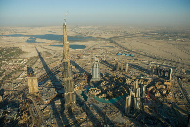 La Burj Khalifa et ses 828 mètres, ici en 2008, pourrait perdre son titres de  tour la plus haute du monde.