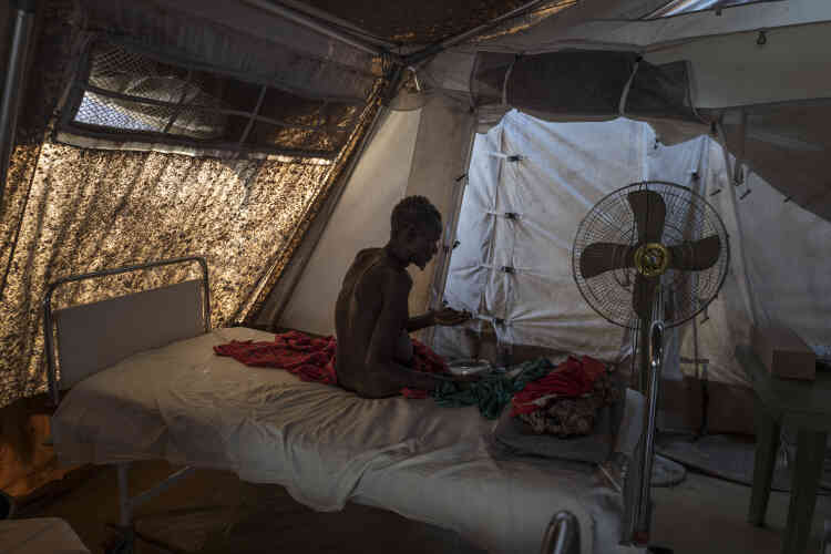 Un patient sud-soudanais, souffrant du choléra, se nourrit à l’hopital spécialisé de Mingkaman, le 1er mai 2017.