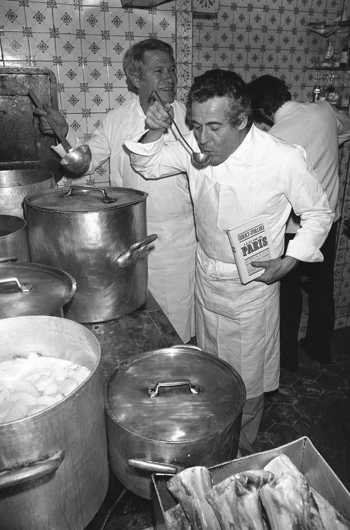 Le Guide Gastronomique Français Gault Millau Vendu à Une - 