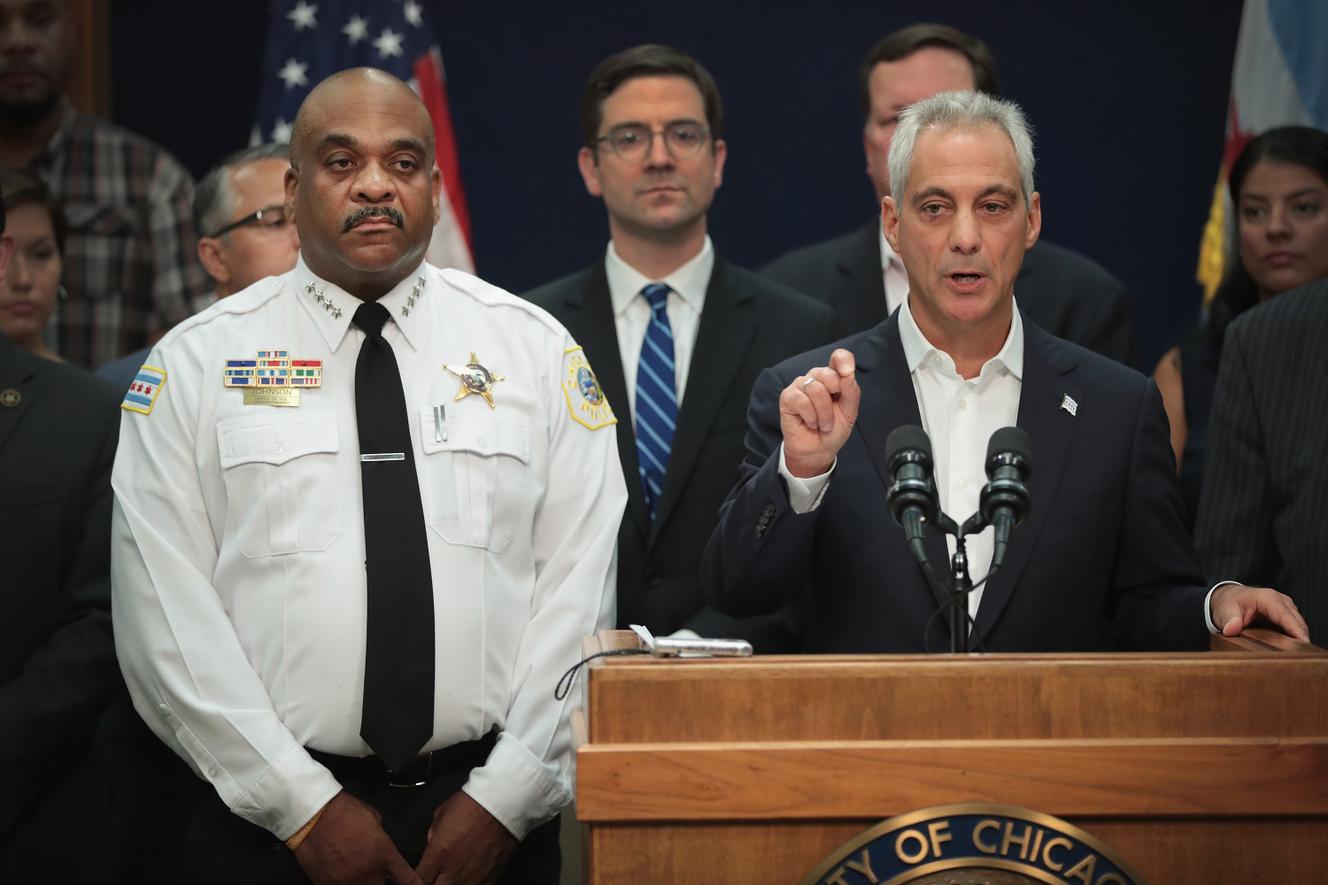 primarul Chicago Rahm Emanuel și bucătarul Chicago Eddie Poliția Johnson la o conferință de presă din Chicago la 6 august. Scott Olson / AFP