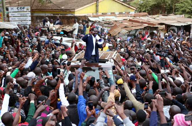Le chef de file de l’opposition, Raila Odinga, après avoir voté à Kibera, un bidonville de Nairobi au Kenya, le 8 août.