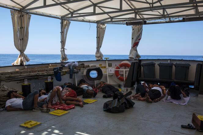 Des migrants, secourus en mer, se reposent à bord de l’« Aquarius », le navire de MSF, à une vingtaine de milles nautiques des côtes libyennes, le 2 août.