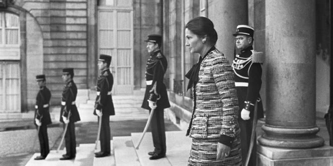 Simone Veil, ici en 1974, alors ministre de la santé, quittant le palais de l’Elysée.