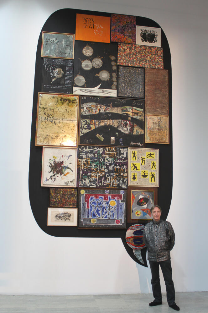 François Letaillieur devant la bulle « Bandes lettristes », de sa collection, lors d’une exposition au Palais de Tokyo en 2012-2013.