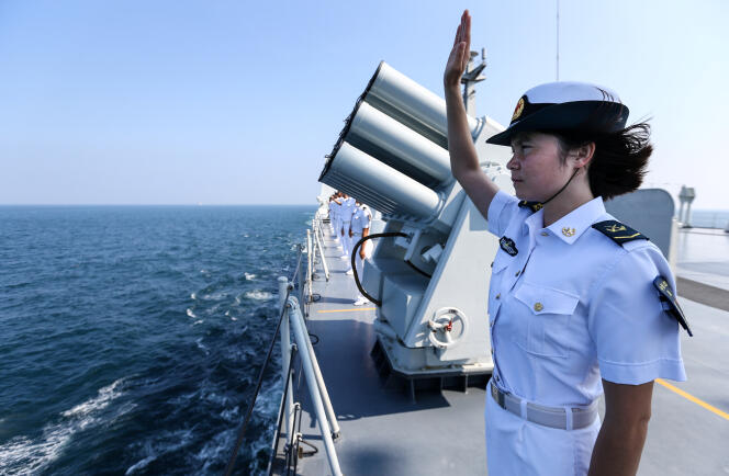 Une officier chinoise salue un navire russe à la fin d’un exercice militaire naval commun entre la Russie et la Chine, au large de Zhanjiang, en septembre 2016.