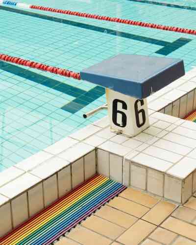 Vue du plot de départ numéro 6 et du bassin de la piscine Georges Vallerey à Paris, construite à l’occasion des jeux olympiques d’été de 1924.
